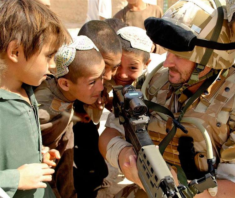 De britiske tropper trækker sig ud af Afghanistans sydlige region Musa Qala. 