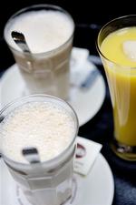 Økomælk kan sagtens bruge i varme kaffedrikke som den populære caffélatte, siger forsker. Arla har hidtil påstået, at økomælken var uegnet til samspil med kaffe - men bøjer sig nu og ændrer anbefaling. 