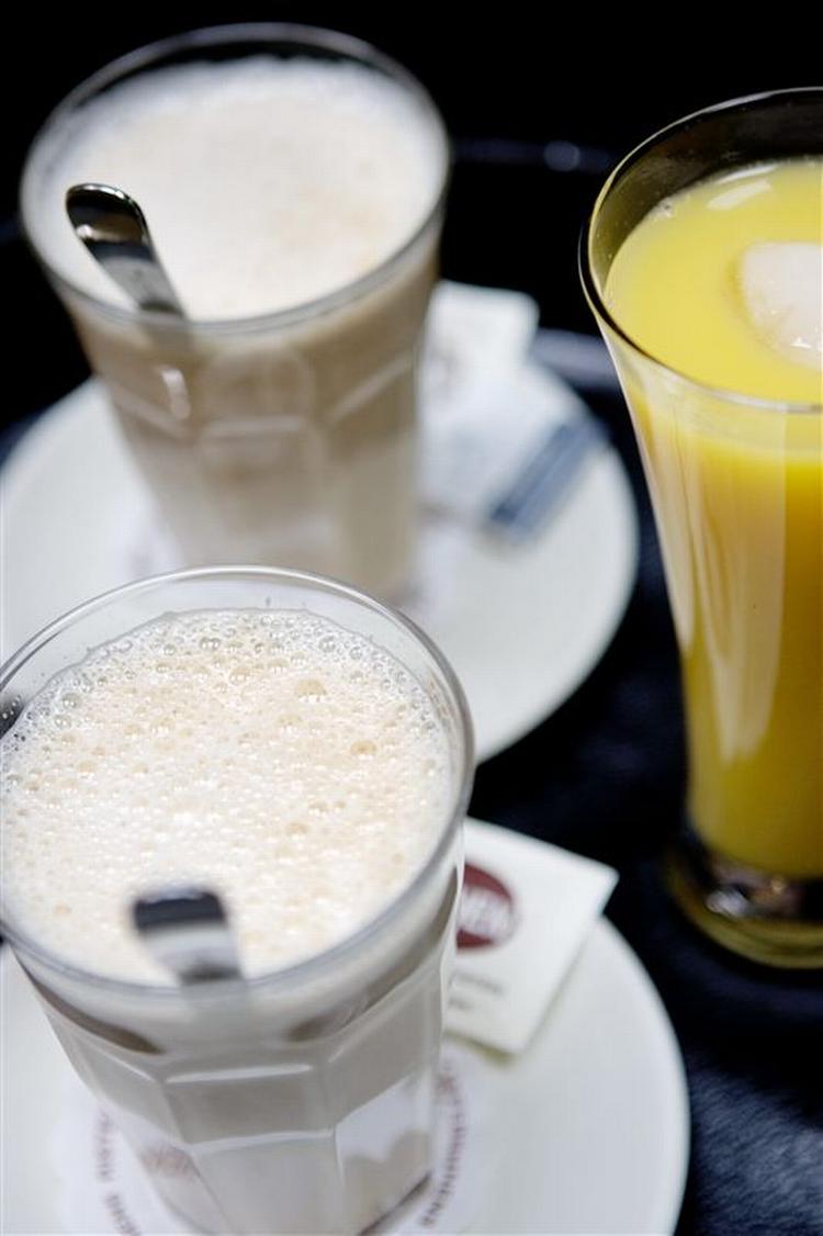 Økomælk kan sagtens bruge i varme kaffedrikke som den populære caffélatte, siger forsker. Arla har hidtil påstået, at økomælken var uegnet til samspil med kaffe - men bøjer sig nu og ændrer anbefaling. 