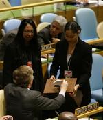 USA's FN-ambassadør John Bolton afgiver sin stemme i en af de seksten afstemninger, der foreløbig ikke har ført til en afgørelse. Både Venezuela og Guatemala vil have det ledige sæde i Sikkerhedsrådet. 