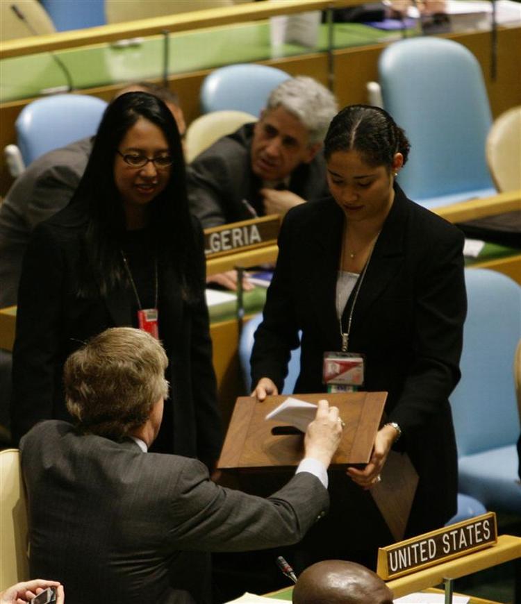 USA's FN-ambassadør John Bolton afgiver sin stemme i en af de seksten afstemninger, der foreløbig ikke har ført til en afgørelse. Både Venezuela og Guatemala vil have det ledige sæde i Sikkerhedsrådet. 