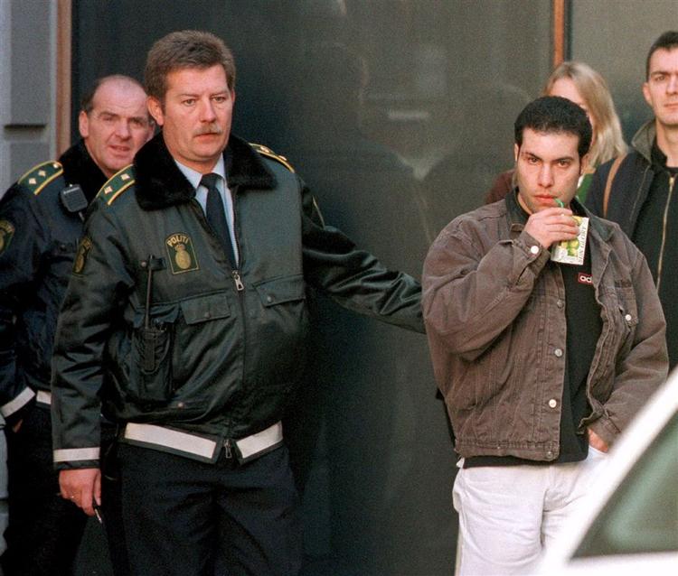 Racheed Lawals drabsmand, Ahmed Abdullah Abou-Chaker, blev angiveligt evakueret fra Libanon til Danmark i sommer. Her fører politiet ham ud fra retten i Århus, da han blev dømt for drabet i oktober 1997. 