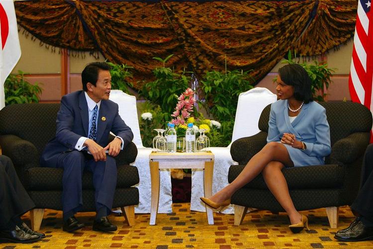 Den japanske udenrigsminister Taro Aso ses på billedet i selskab med Condeleezza Rice ved et tidligere møde. 