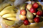 Saft fra overskåret eller stødt frugt tiltrækker hurtigt de små fluer. 