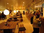 Meyers Deli i Magasin åbnede klokken 10 onsdag 18. oktober. Der er 85 siddepladser og et loungeområde med sofaer og magasiner i den ene ende. 