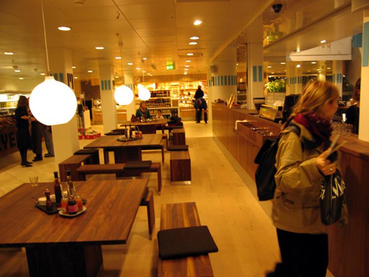Meyers Deli i Magasin åbnede klokken 10 onsdag 18. oktober. Der er 85 siddepladser og et loungeområde med sofaer og magasiner i den ene ende. 