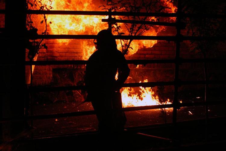 Den nye profet-krise nåede sit højdepunkt, da en mindre flok demonstranter smed brandbomber mod den danske ambassade i Iran. 