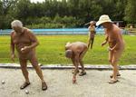 Kropssproget blandt naturister bliver blottet for seksuelle undertoner, for at det nøgne samvær overhovedet kan lade sig gøre. 