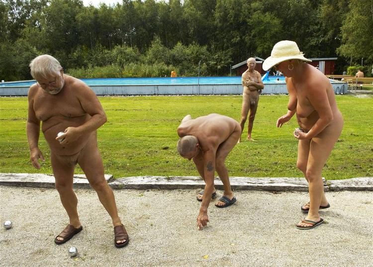 Kropssproget blandt naturister bliver blottet for seksuelle undertoner, for at det nøgne samvær overhovedet kan lade sig gøre. 