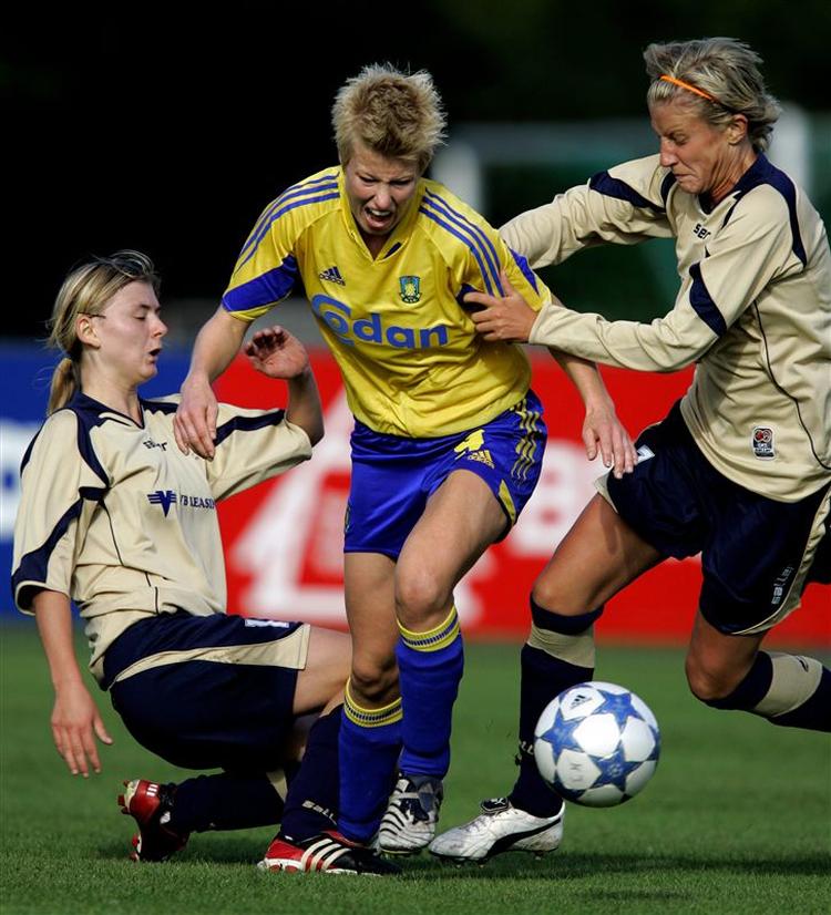 Stine Kjær er vendt tilbage til landsholdet, men Brøndbys europæiske succes kan koste hende deltagelsen i de næste landskampe. 