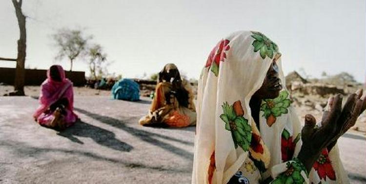 Kvinder udenfor landsbyen Golo i Darfur, Sudan. - Arkivfoto: Jan Grarup 