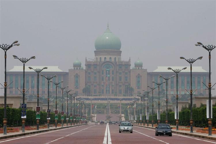 Smog fra Indonesien har også ramt nabolandene, her premierministerens palads tæt på den malaysiske hovedstad Kuala Lumpur. 