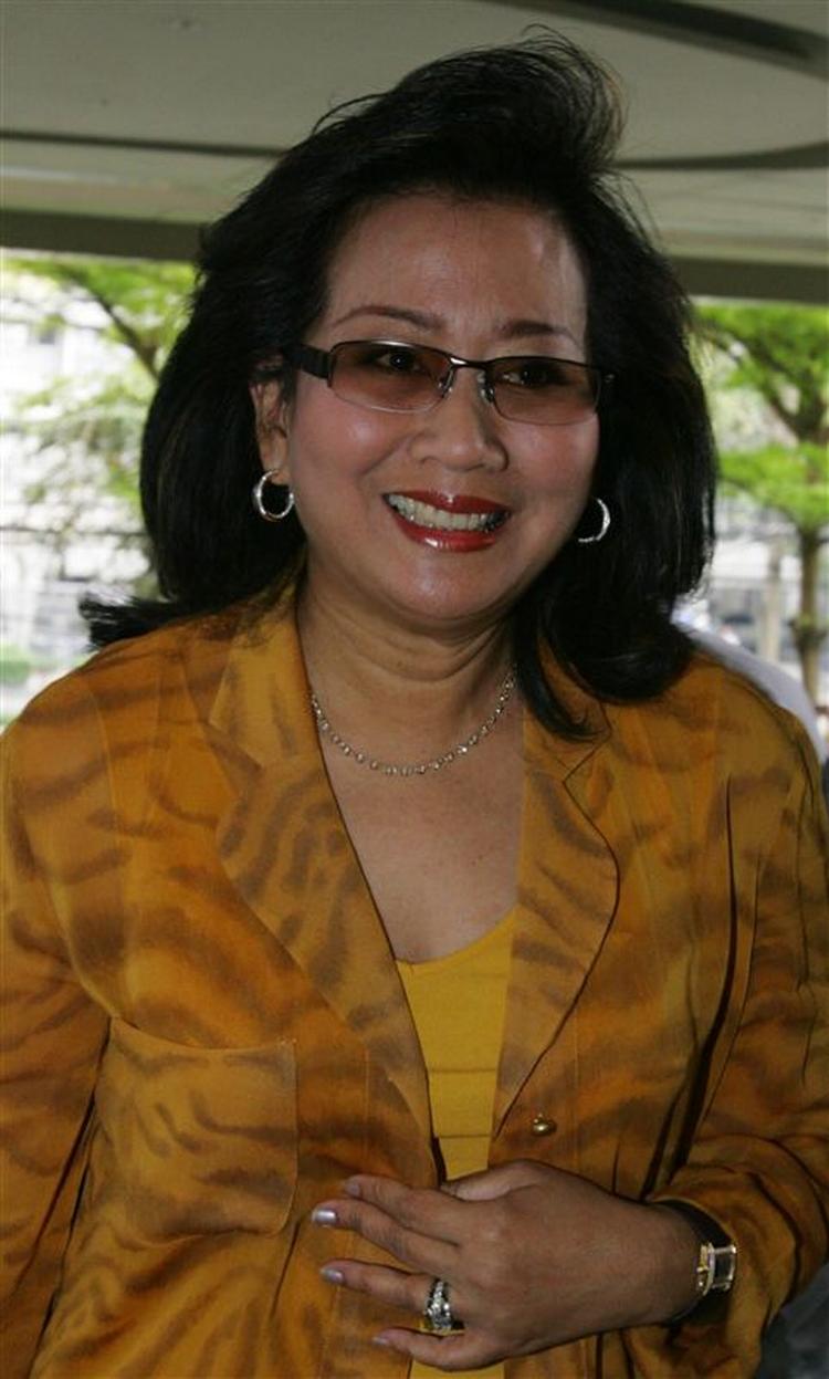 Pojamarn Shinawatra, kone til Thailands afsatte ministerpræsident, vendte i går tilbage til sit land. 
