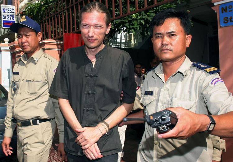 En tysker i Cambodja bliver ført væk af politiet. Han er mistænkt for sexforbrydelser mod mindreårige og venter stadig på sin dom. 