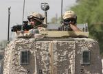 På trods af pansring og hjelme, er soldater i Irak (her englændere på patrulje) ofre for snigskytter. Amerikanerne bruger samme metoder. 