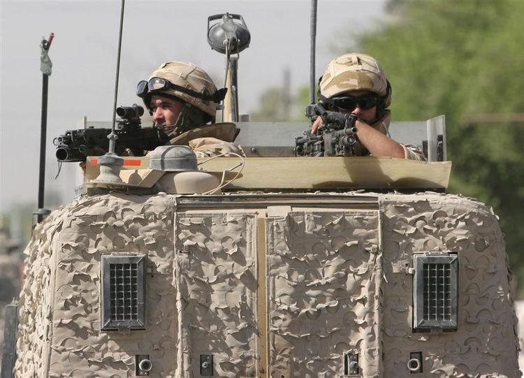 På trods af pansring og hjelme, er soldater i Irak (her englændere på patrulje) ofre for snigskytter. Amerikanerne bruger samme metoder. 
