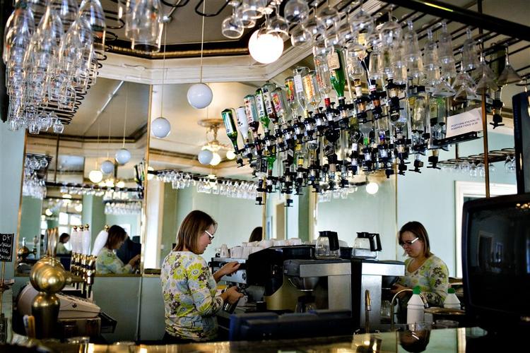Har man været på en menneskeforladt sydeuropæisk bar med neonlys, linoleumsgulv og et larmende fjernsyn, så kan man genopleve atmosfæren på Vodroffsvej.  Foto: Miriam Dalsgaard 