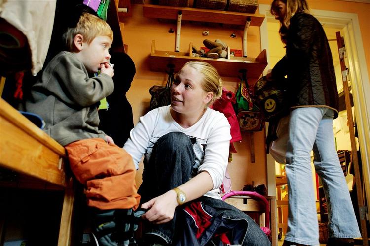 Pædagoger har et højt sygefravær - stress, siger BUFPL, mens kommunerne mener, de er meget udsatte for børnenes baciller. 