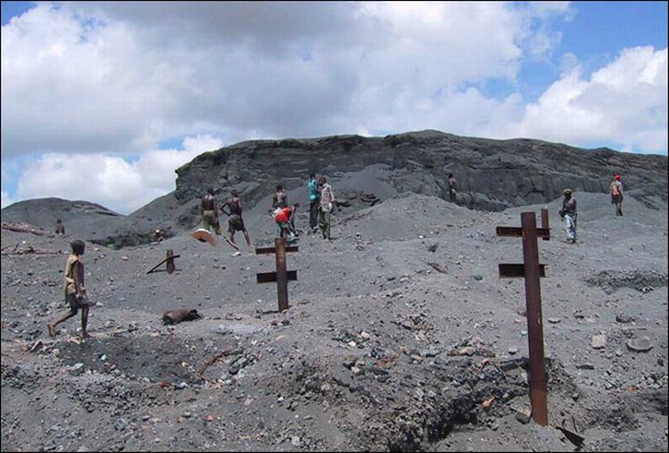 Børn på et mineområde i Kabwe i Zambia. Nogle af børnene har en koncentration af bly i blodet, der er ti gange højere end Verdenssundhedsorganisationens (WHO) grænse. 
