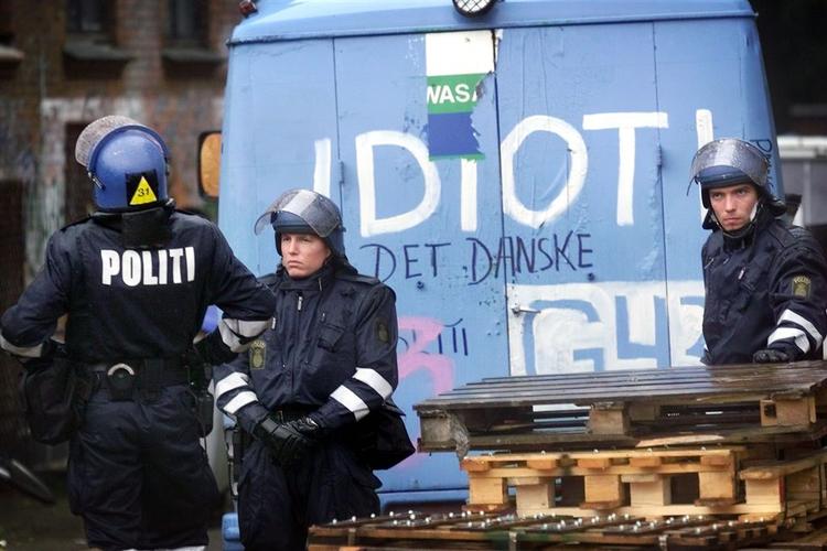 Betjente ved Ungdomshuset. 