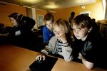 Børn skal lære at dele musik, film og bøger over internettet, mener Piratgruppen. 