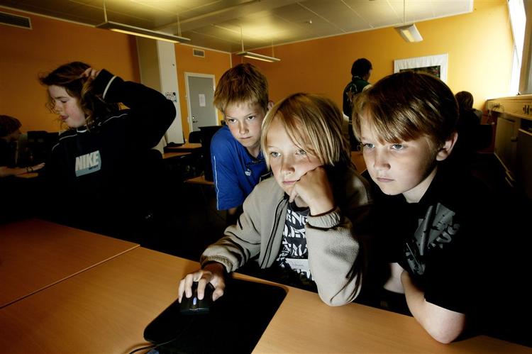 Børn skal lære at dele musik, film og bøger over internettet, mener Piratgruppen. 