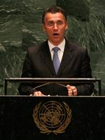 Norges statsminister, Jens Stoltenberg, har indrømmet, at han har betalt arbejde med sorte penge. 