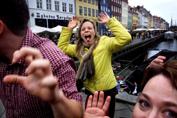 Videnskabsfolk har bevist, at vores smil og andre ansigtsudtryk er arveligt betingede. Billedet her er fra Latterens Dag, hvor de glade grimasser blev fundet frem. 