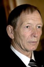 Folketingets formand, Christian Mejdahl, har givet en bog, hvor han blandt andet giver udtryk for kritik af regeringens 24 års-regel. 