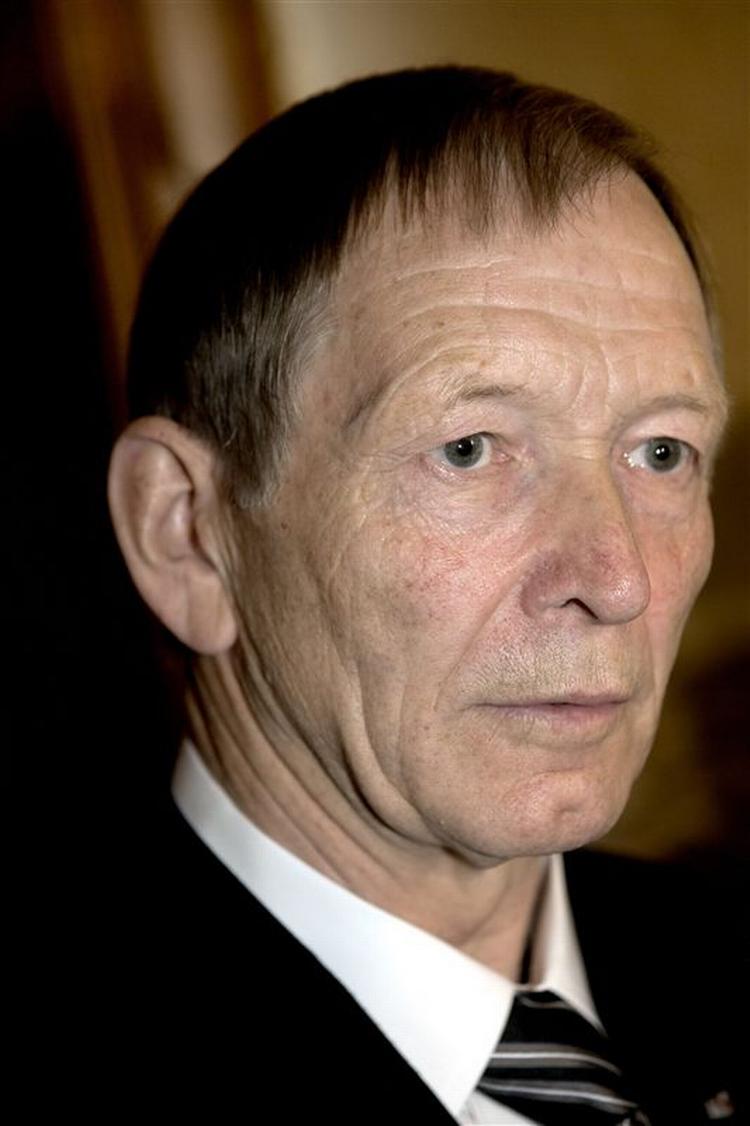 Folketingets formand, Christian Mejdahl, har givet en bog, hvor han blandt andet giver udtryk for kritik af regeringens 24 års-regel. 