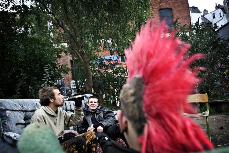 Hverken politikerne, fonden eller de unge er afvisende overfor at finde et andet hus til de unge. 