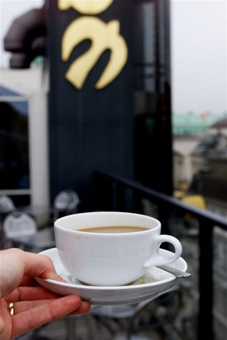 Nykredit vil meget gerne byde kunderne på en kop kaffe for at snakke lidt om økonomi. Men de lover for meget, mener juraprofessor. 