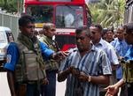 Urolighederne på Sri Lanka eskalerer op mod fredsforhandlinger mellem de to parter i næste uge. Her er det soldater fra Sri Lankas flåde, der tjekker forbipasserende efter Galle mandag var udsat for et angreb fra De Tamilske Tigre. 