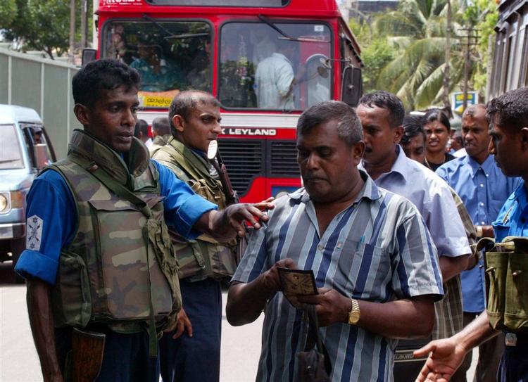 Urolighederne på Sri Lanka eskalerer op mod fredsforhandlinger mellem de to parter i næste uge. Her er det soldater fra Sri Lankas flåde, der tjekker forbipasserende efter Galle mandag var udsat for et angreb fra De Tamilske Tigre. 