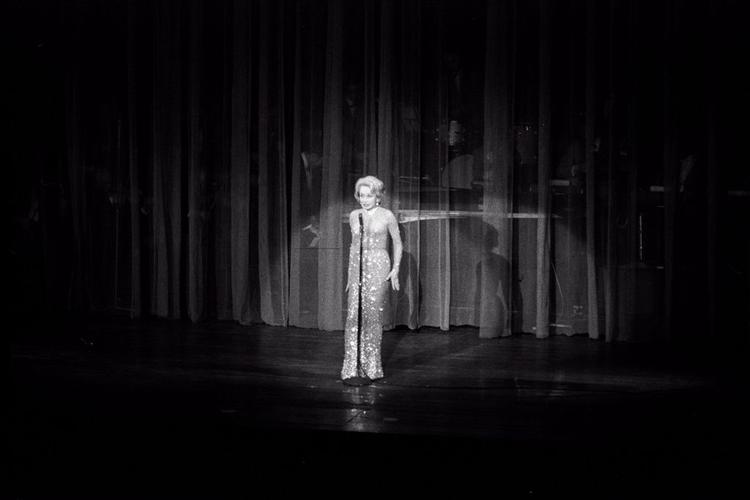 Marlene Dietrich på scenen i Tivoli - iført en kreation af Erik Mortensen. 