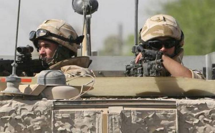 Amerikanske embedsmænd har holdt hemmelige møder med oprørs-ledere i Irak. 