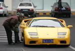 De fleste må nøjes med at kigge langt efter en Lamborghini, men Classic Car Club giver 'almindelige' lønmodtagere en mulighed for også at komme ind bag rattet. 