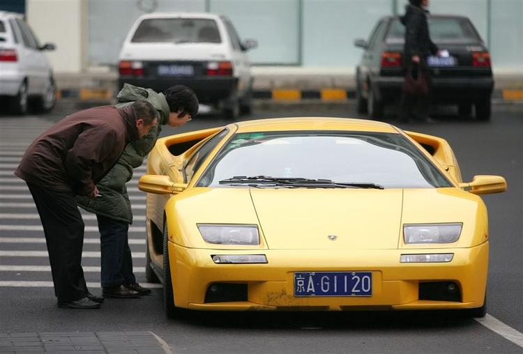 De fleste må nøjes med at kigge langt efter en Lamborghini, men Classic Car Club giver 'almindelige' lønmodtagere en mulighed for også at komme ind bag rattet. 