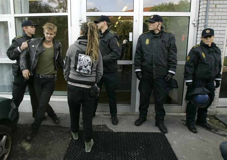 Politiet dannede en ring om de unge for at forhindre dem i at deltage i Faderhusets gudstjeneste. 