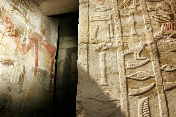 Hieroglyfferne »et øje over en hugtand« viser, at de nyopdagede gravkamre ved pyramiderne i Egypten var for tandlæger. 