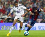Real Madrid vandt overraskende ubesværet i topkampen mod Barcelona.Her ses Robinho erobre bolden fra Messi. 