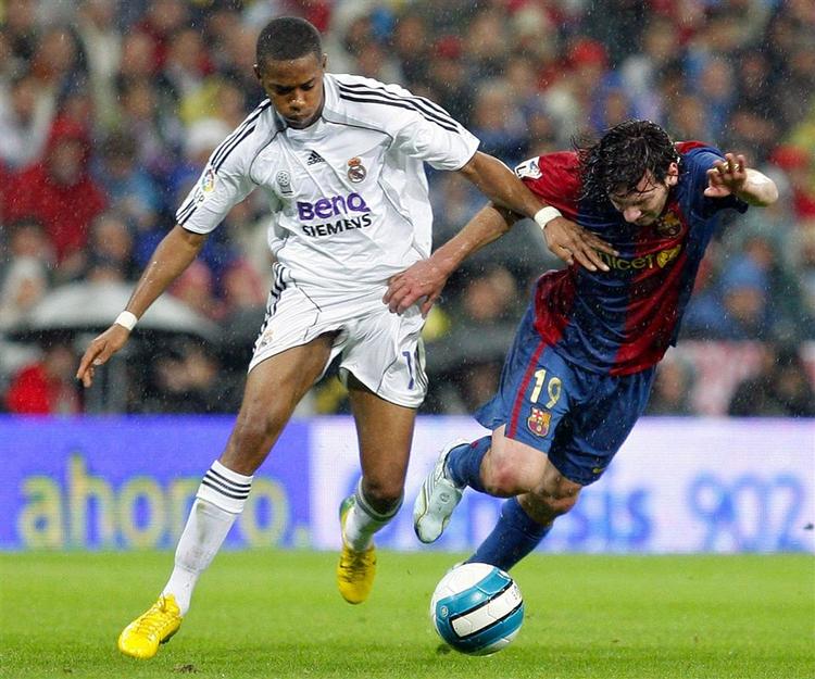 Real Madrid vandt overraskende ubesværet i topkampen mod Barcelona.Her ses Robinho erobre bolden fra Messi. 