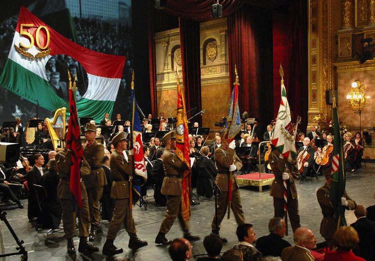 Statsoverhoveder var samlet i den ungarske statsopera i Budapest søndag, hvor årsdagen for opstanden i 1956 blev markeret. 