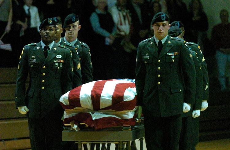 Stadig flere amerikanske soldater bliver dræbt under kampe i Irak. Og det øger presset på præsident George Bush. 