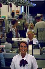 Mange unge kvinder tager et midlertidigt job i kassen i et supermarked - men de burde overveje at blive lidt længere og gøre karriere, mener Coop. 
