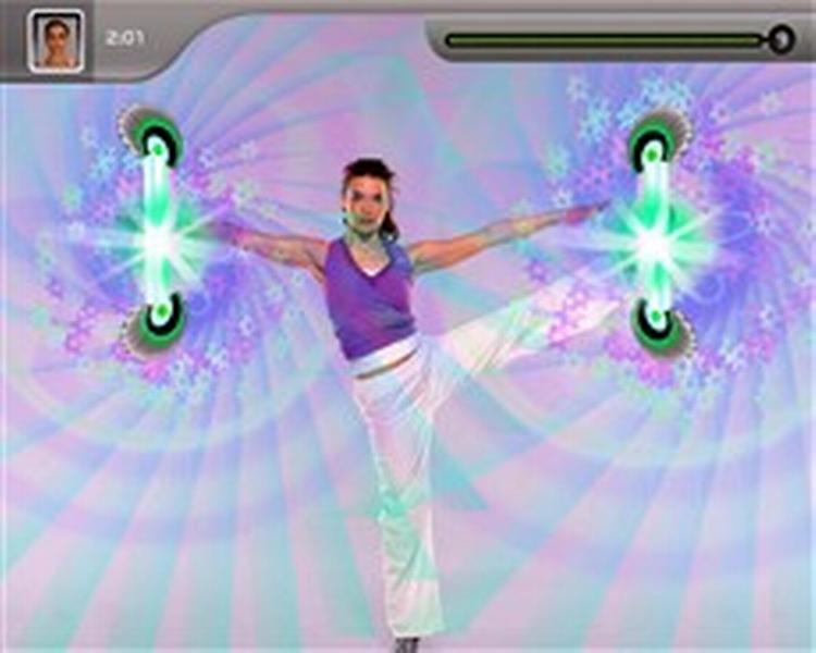. Flere af øvelserne tager den med ro og henter inspiration fra yoga og tai chi, som her, hvor formålet er at bryde energistrålerne mellem boldene i en langsom lige bevægelse. 