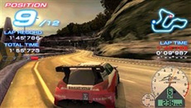 Som i  Wipeout Pure  er fartfornemmelsen sublim, og man krænger næsten selv i stolen, mens man tager hjørner med 203 km/t. Banerne er smukke fra aftensolens rødme til svajene palmer. 