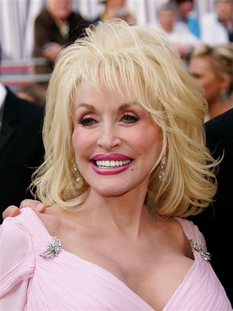 Dolly Parton er på vej til Danmark. 