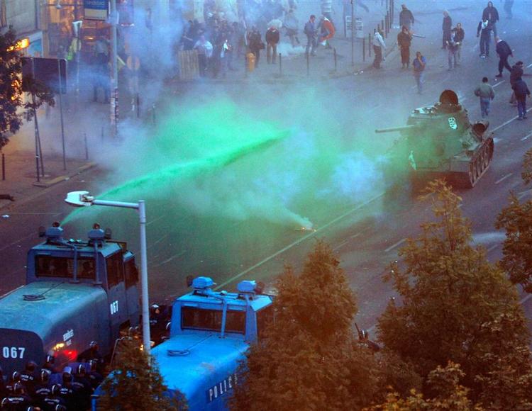 Ungarsk politi brugte vandkanoner med farvet vand for at opløse nogle af gårsdagens demonstrationer. I dag er der foreløbig fred i landets hovedstad. 