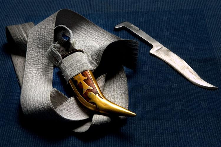 Det er sådan en kirpan, en troende Sikh nu får konfiskeret. 